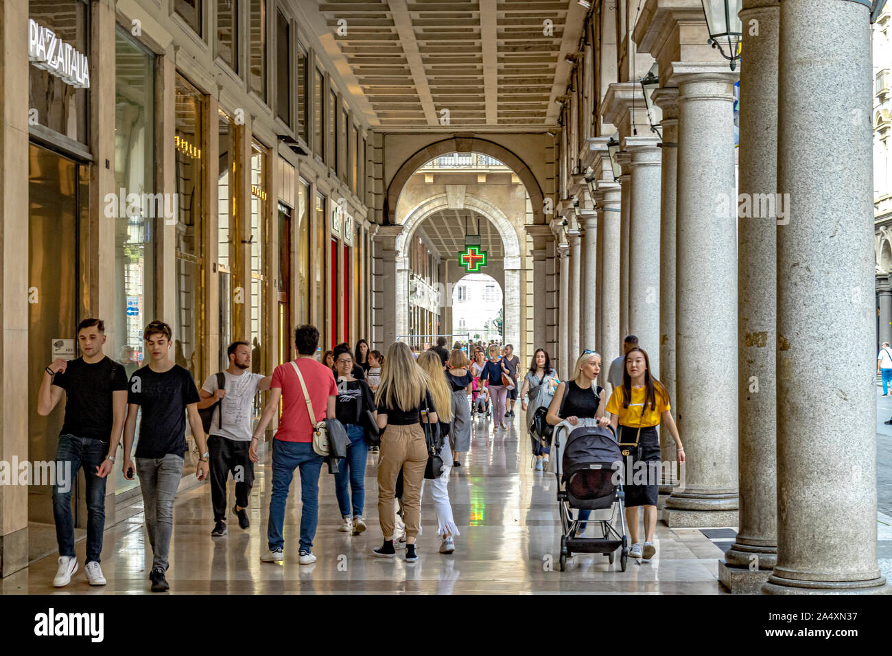 Persone che passeggiano attraverso il marmo portici di Via Roma , una delle principali aree dello shopping di Torino, Italia Foto Stock