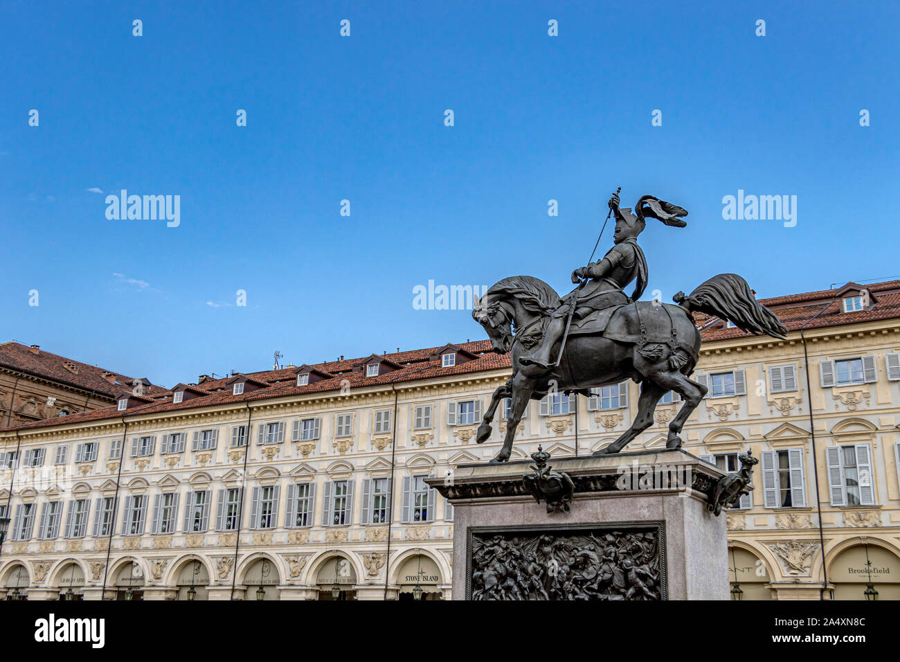 Una statua equestre in bronzo di Emanuele Filiberto nel centro dell'elegante Piazza San Carlo ,Torino,Italia Foto Stock