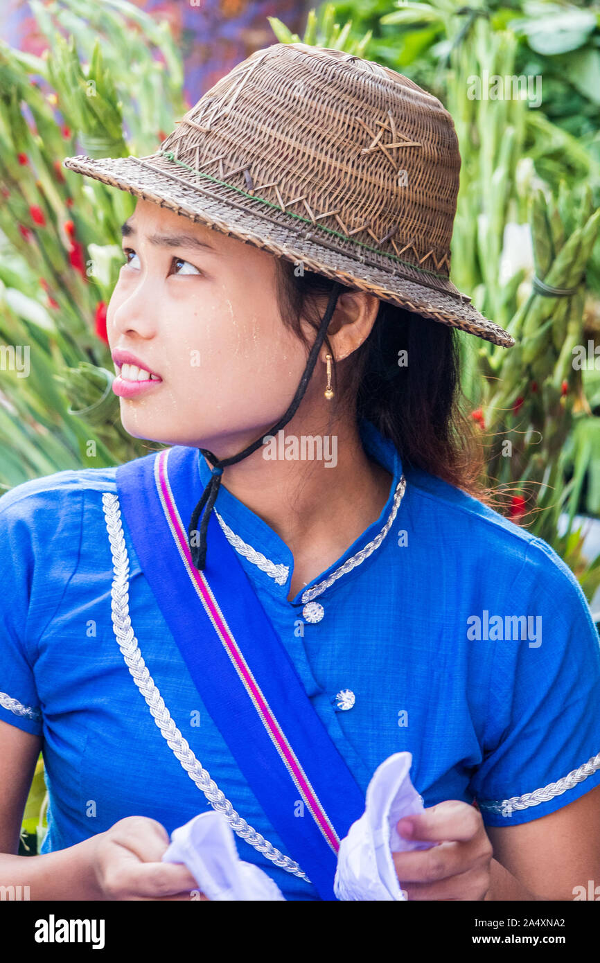 Mae Sot, Tailandia - 3 Maggio 2019: ritratto della bella ragazza birmano in hat vendere verdure. Il mercato di mattina è aperto ogni giorno. Foto Stock