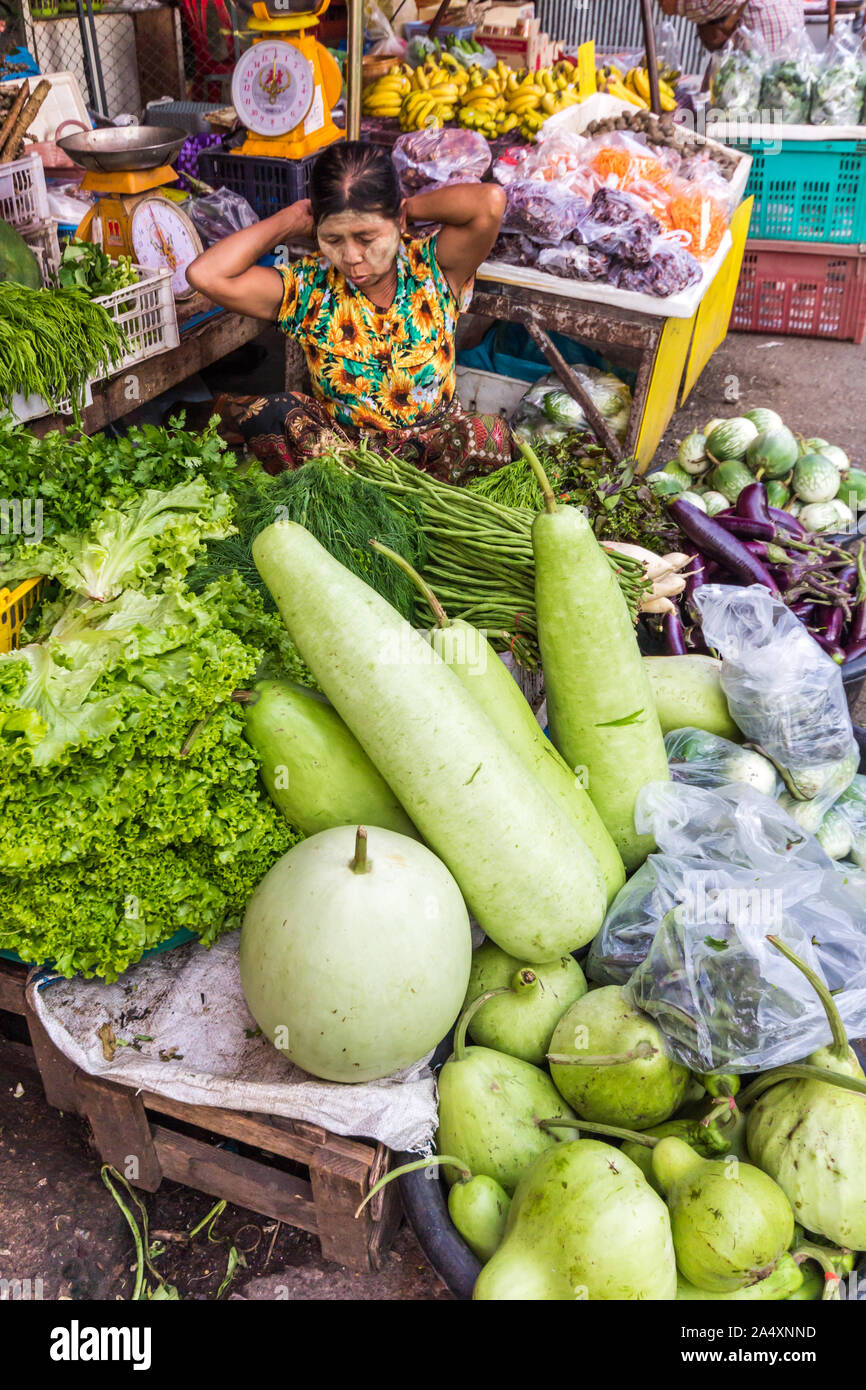 Mae Sot, Tailandia - 3 Maggio 2019: Donna vendita di ortaggi da uno stallo. Il mercato di mattina è aperto ogni giorno. Foto Stock