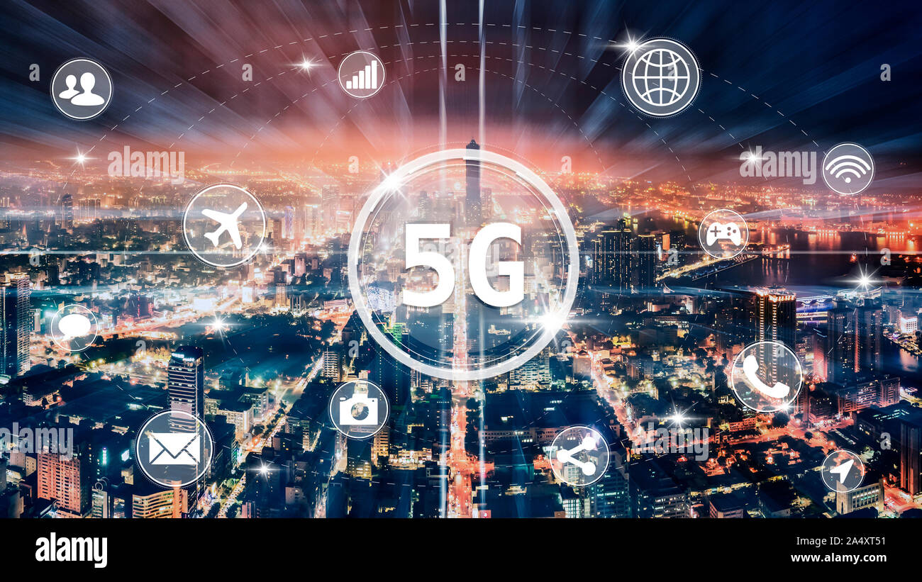 Vista aerea città di notte e 5g di applicazione di rete di concetti tech Foto Stock