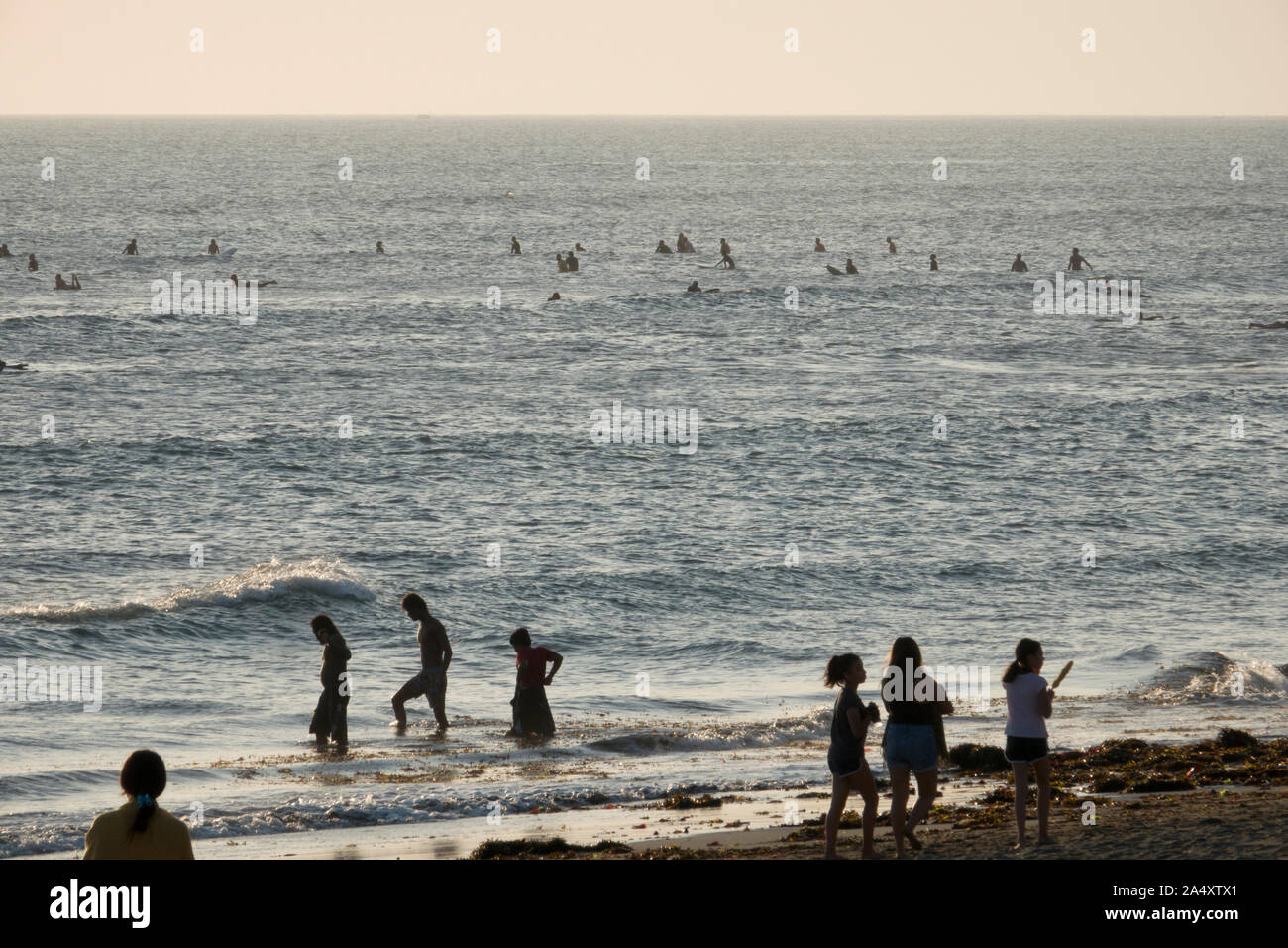 I surfisti e bagnanti in Canggu spiaggia di Bali, Indonesia Foto Stock