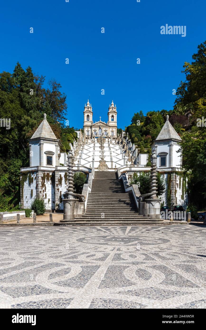 Vista guardando su per le scale che portano alla Bom Jesus Monastero a Braga, Portogallo. Foto Stock
