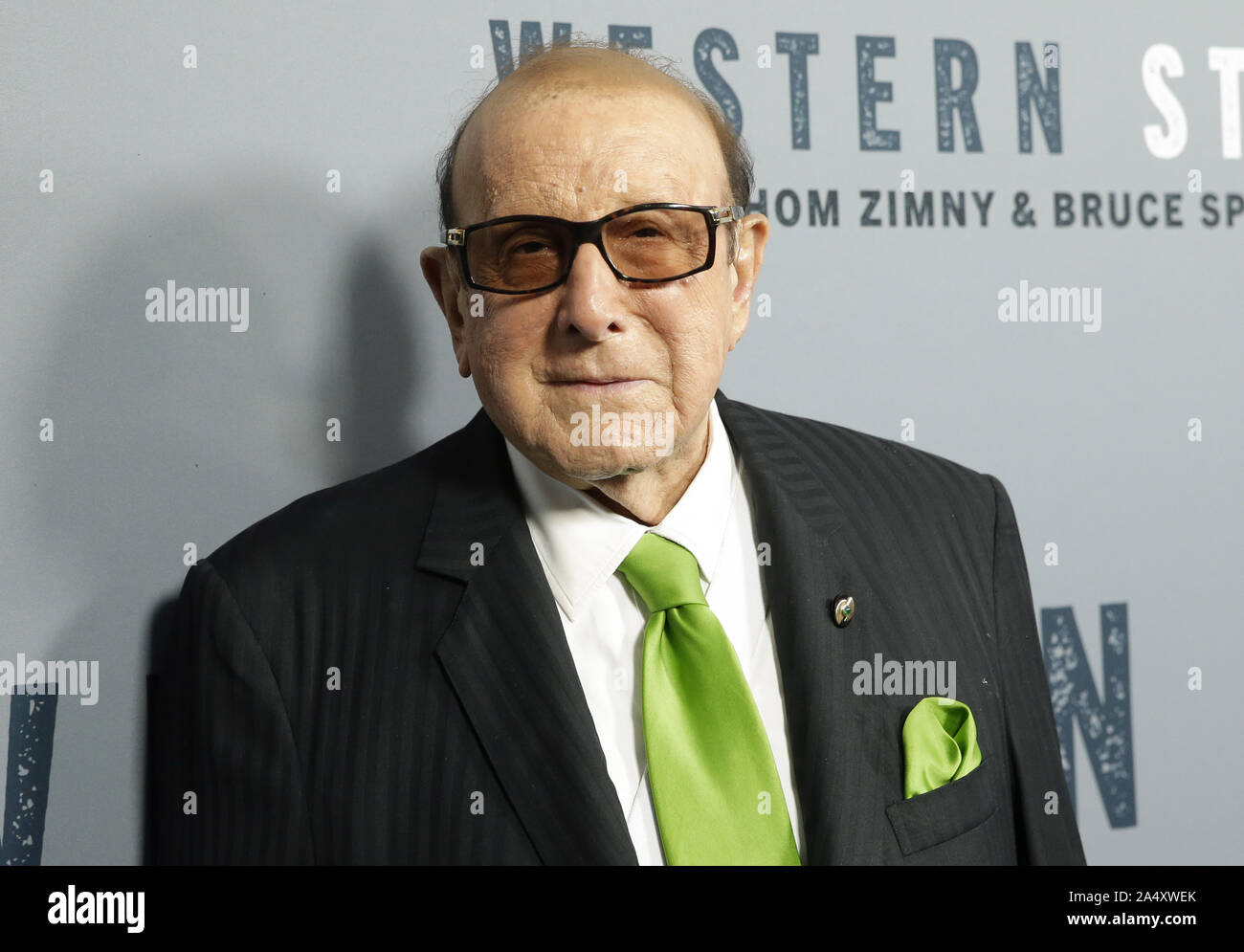 New York, Stati Uniti. Xvi oct, 2019. Clive Davis arriva sul tappeto rosso al New York speciale proiezione di "Western stelle' a Metrograph nella città di New York il Mercoledì, 16 ottobre 2019. Foto di Giovanni Angelillo/UPI Credito: UPI/Alamy Live News Foto Stock