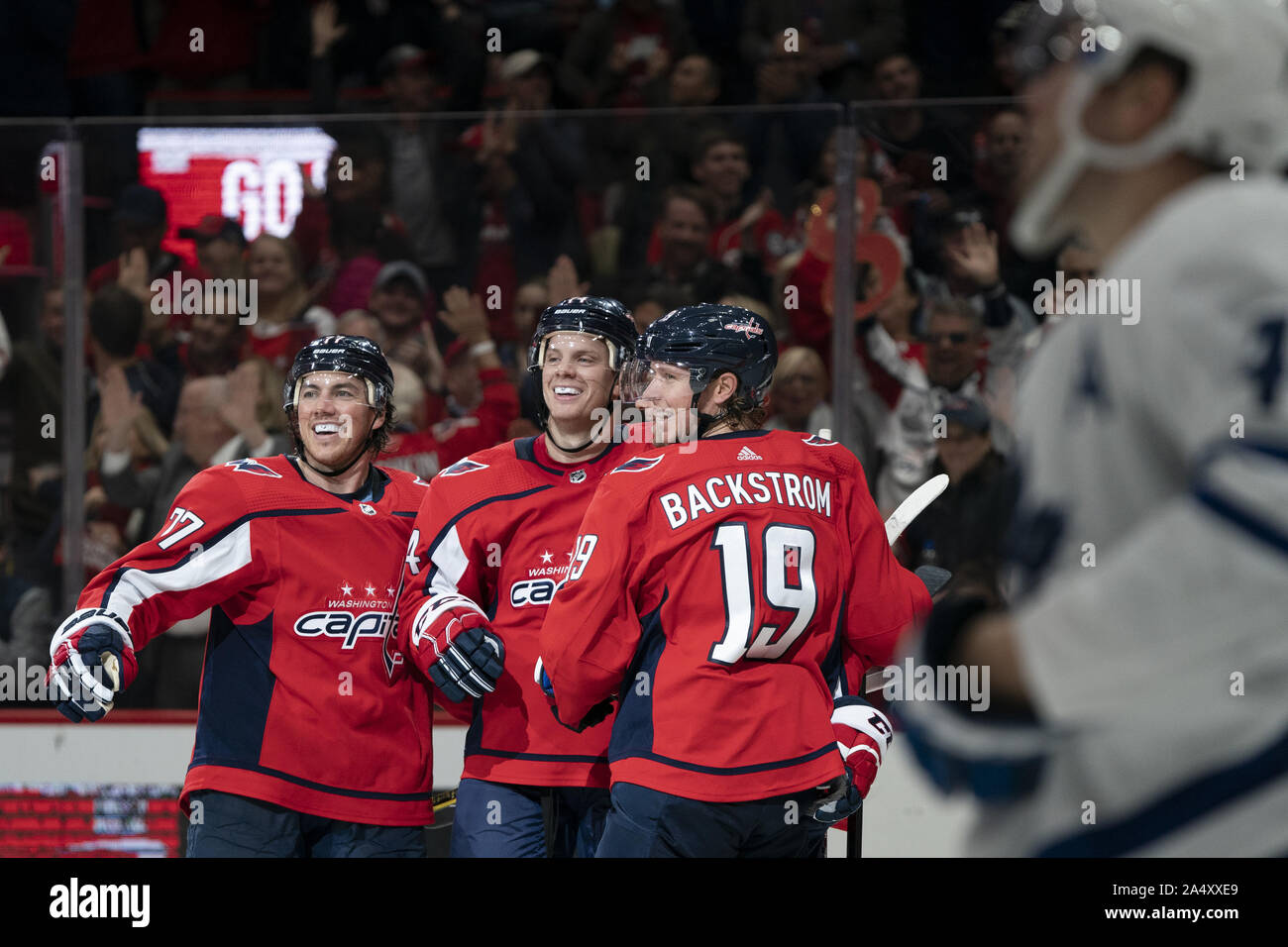 Washington, Stati Uniti. Xvi oct, 2019. Washington capitelli defenceman John Carlson (74) festeggia con i compagni di squadra dopo il punteggio durante il secondo periodo in capitale una Arena in Washington, DC su Mercoledì, 16 ottobre 2019. I capitelli ospitano il Toronto Maple Leafs per avviare un gioco 3 home stand stasera. Foto di Alex Edelman/UPI Credito: UPI/Alamy Live News Foto Stock