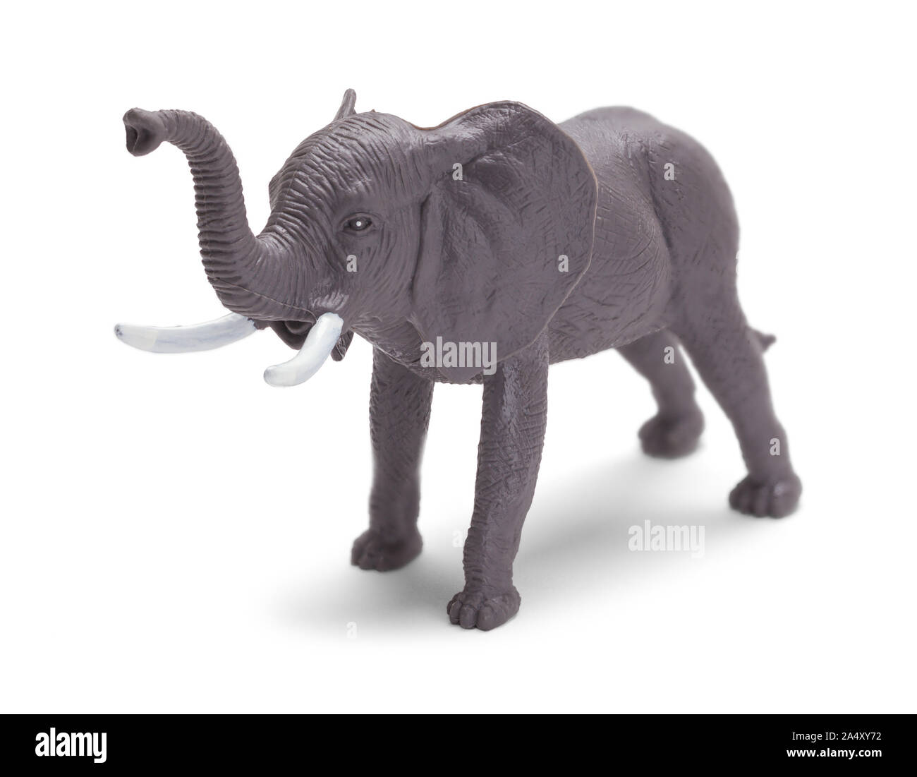Giocattolo grigio elefante in plastica vista frontale isolato su sfondo bianco. Foto Stock