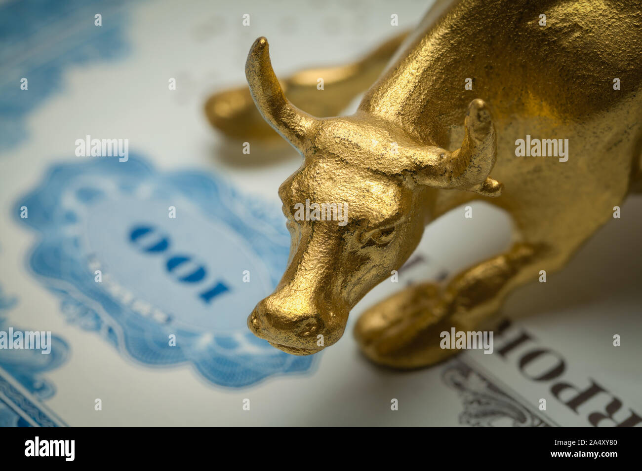 Bolla d oro blu sul certificato azionario vicino. Foto Stock