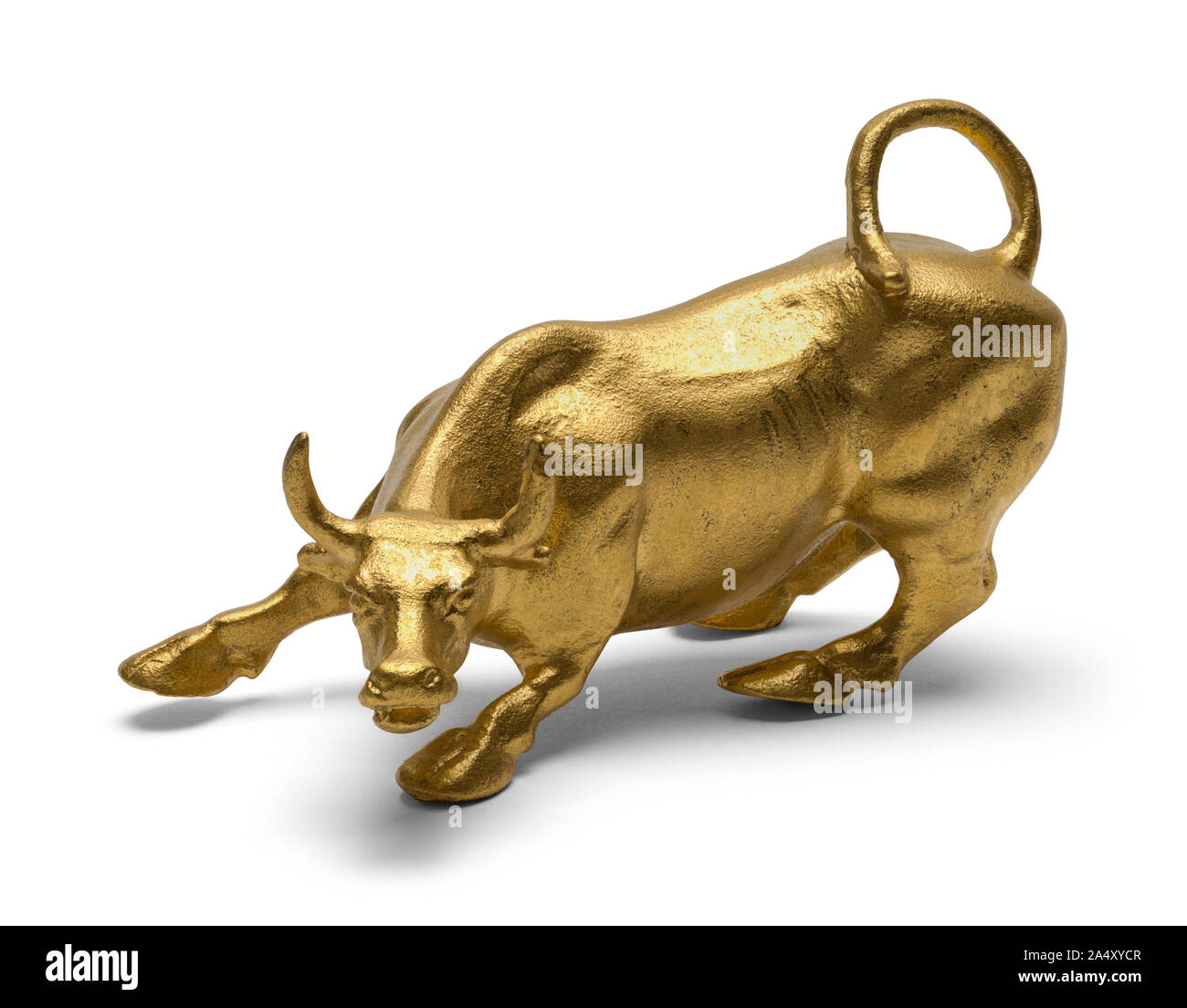 Oro Bull statua isolata su sfondo bianco. Foto Stock