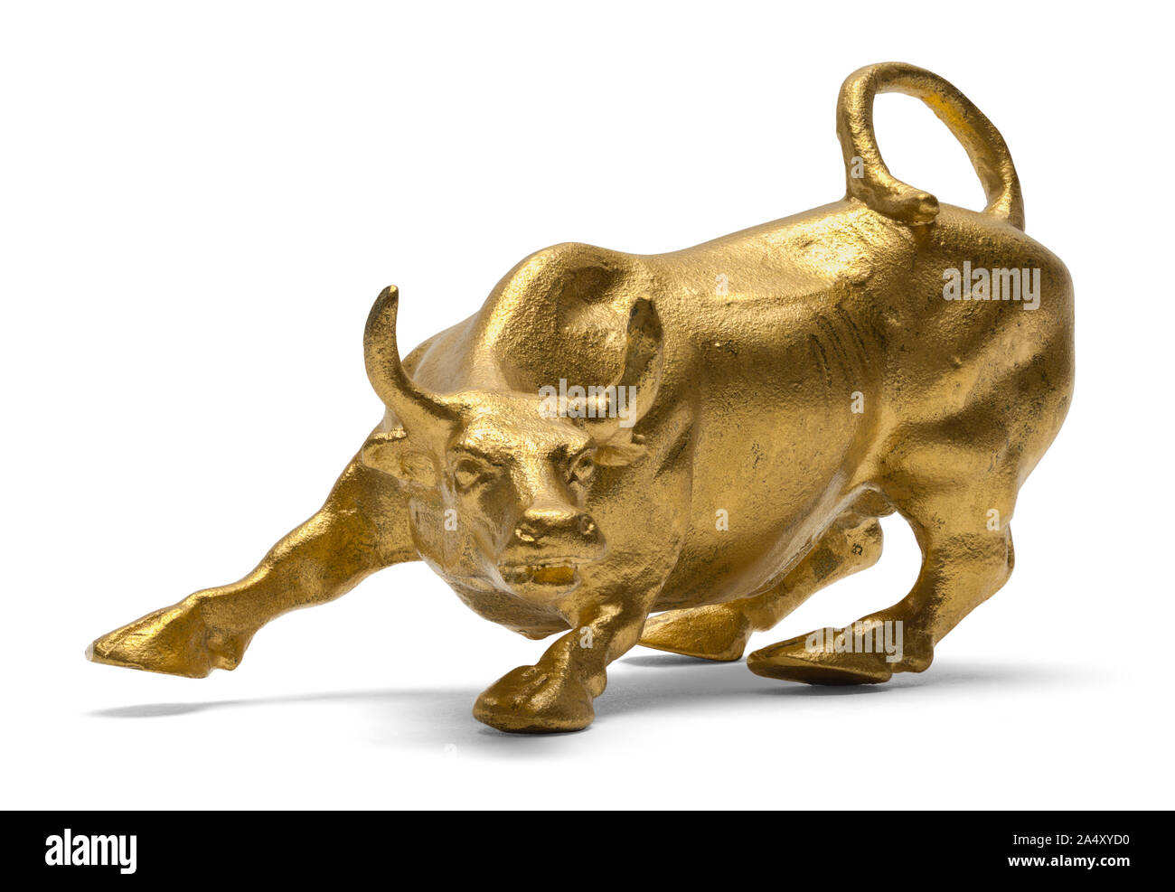 Golden Bull statua isolata su sfondo bianco. Foto Stock