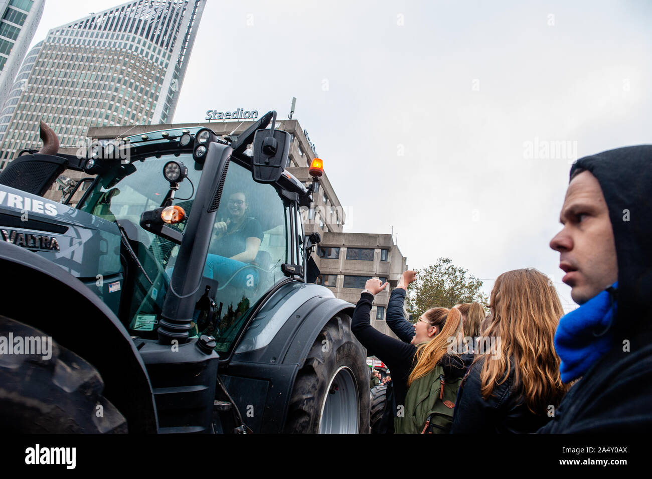 L'Aia, Paesi Bassi. Xvi oct, 2019. Gli agricoltori plaudendo conducenti del trattore durante la dimostrazione.Gli agricoltori olandesi stanno protestando contro le misure proposte per la riduzione delle emissioni di azoto all'Aia. Gli agricoltori perturbato il traffico nella città di marciare su linee del tram, il gruppo d'azione "allevatori Defence Force' ha anche chiamato per tende e cibo, minacciando di camp ci fino a quando le loro esigenze che devono essere soddisfatte. Credito: SOPA Immagini limitata/Alamy Live News Foto Stock