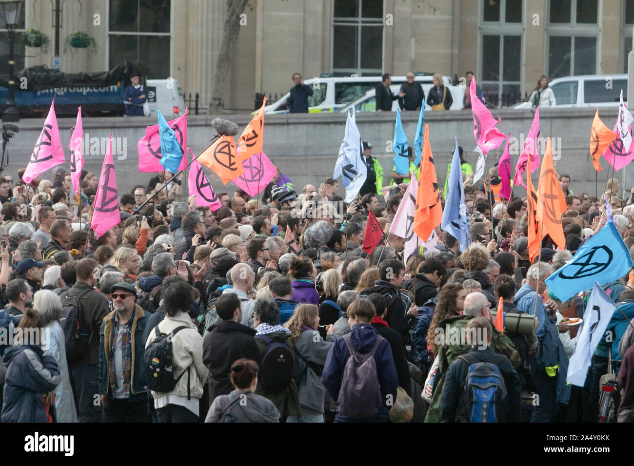 Londra, Regno Unito. Xvi oct, 2019. Un enorme gruppo di attivisti del clima dalla ribellione di estinzione fase una veglia di protesta a Trafalgar Square per dimostrare contro la sezione 14 dell ordine pubblico act 1986 imposto dalle forze di polizia che vieta le proteste. Credito: SOPA Immagini limitata/Alamy Live News Foto Stock