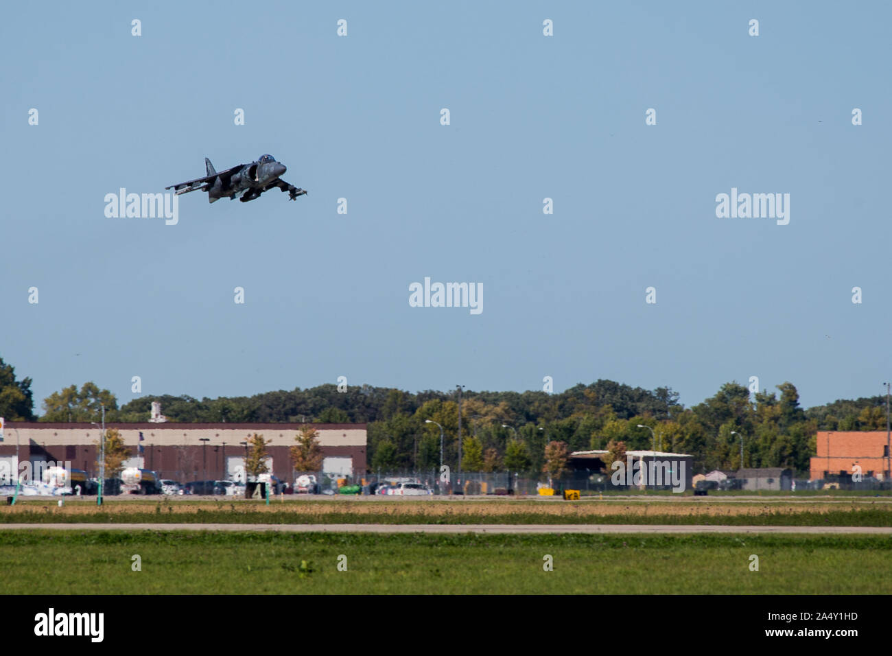 Un U.S. Marine Corps AV-8B Harrier II prende il largo per la formazione con la 175Fighter Squadron, 114Fighter Wing del Sud Dakota Air National Guard at Joe Foss Campo, Sioux Falls, South Dakota, il 7 ottobre 2019. Marine squadrone di attacco 231 e 114FW hanno partecipato ad una tre-giorni di esercizio consistente della simulazione di combattimento air-air e aria-terra di scioperi. L'harrier è assegnato a VMA-231, Marine Aircraft Group 14, 2° velivolo marino ala. (U.S. Marine Corps photo by Lance Cpl. Gavin Umboh) Foto Stock