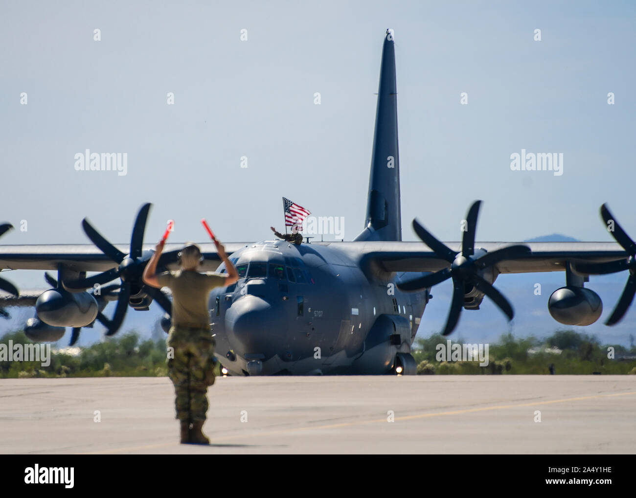 Un HC-130J contro il re II taxi fuori la Flightline a Davis-Monthan Air Force Base in Arizona, 13 ottobre, 2019. Avieri assegnato alla 79th Salvataggio e 655th Manutenzione aeromobili squadroni sono tornati a casa da una distribuzione a sostegno della nostra missione all'estero. (U.S. Air Force foto di Senior Airman Kristine legato) Foto Stock