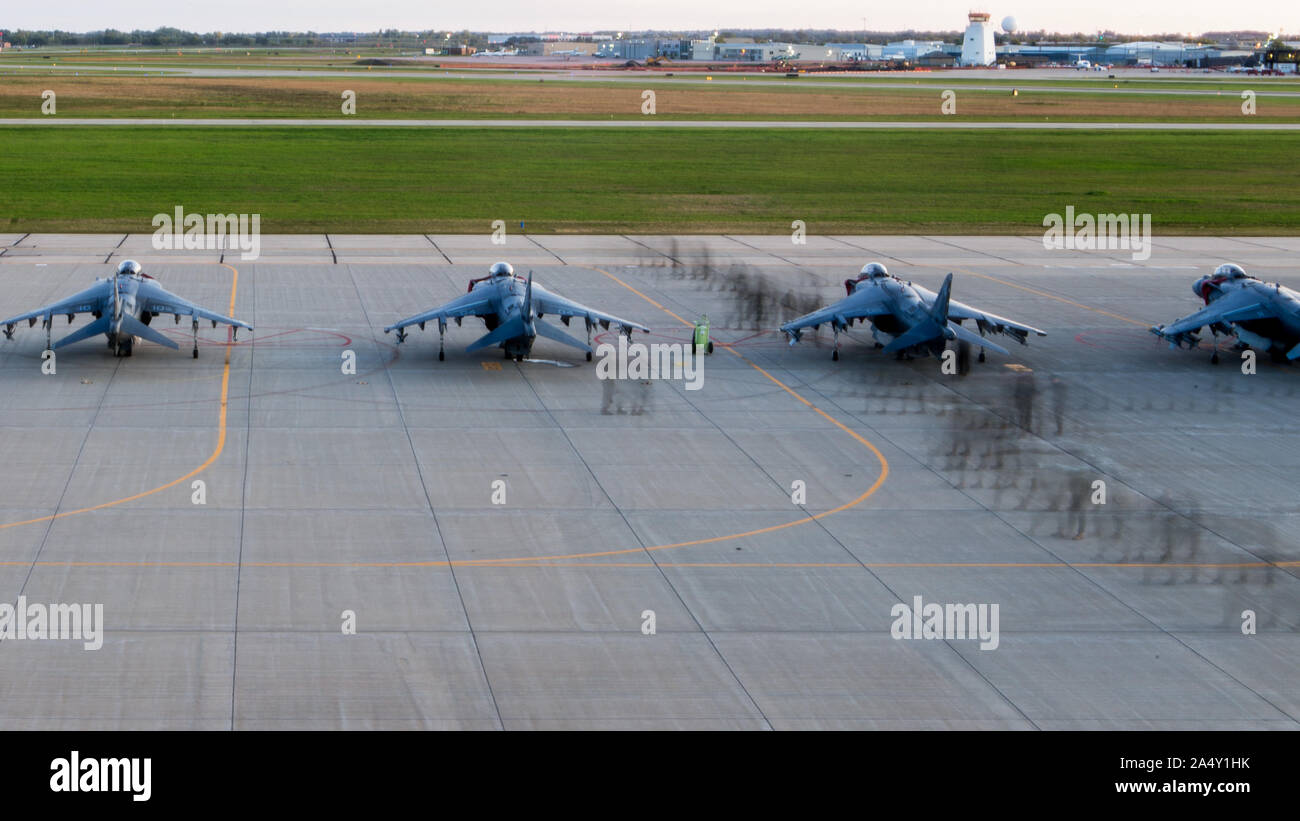 Marines da Marino squadrone di attacco 231 eseguire un oggetto estraneo di detriti prima di controllare i voli di addestramento con la 175Fighter Squadron, 114Fighter Wing del Sud Dakota Air National Guard at Joe Foss Campo, Sioux Falls, South Dakota, 6 ott. 2019. VMA-231 e il 114FW hanno partecipato ad una tre-giorni di esercizio consistente della simulazione di combattimento air-air e aria-terra di scioperi. VMA-231 è una parte di aeromobile Marine Group 14, 2° velivolo marino ala. (U.S. Marine Corps photo by Lance Cpl. Gavin Umboh) Foto Stock