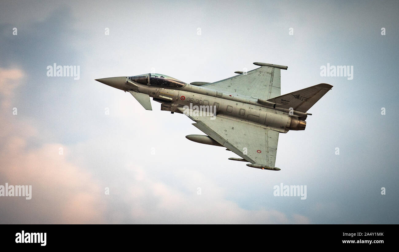 Una forza aerea italiana Eurofighter Typhoon manovre durante un giunto in prossimità del supporto aria esercizio con U.S. Marines attaccata alla scopo speciale Air-Ground Marine Task Force - Risposta in caso di crisi - Comando Centrale (SPMAGTF-CR-CC) 19.2, e organi di servizio con la forza aerea italiana in Kuwait, il 14 ottobre 2019. Il SPMAGTF-CR-CC funziona con nazioni partner sul mantenimento della sicurezza regionale. (U.S. Marine Corps foto di Sgt. Kyle C. Talbot) Foto Stock Una forza aerea italiana Eurofighter Typhoon manovre durante un giunto in prossimità del supporto aria esercizio con U.S. Marines attaccata alla scopo speciale Air-Ground Marine Task Force - Risposta in caso di crisi - Comando Centrale (SPMAGTF-CR-CC) 19.2, e organi di servizio con la forza aerea italiana in Kuwait, il 14 ottobre 2019. Il SPMAGTF-CR-CC funziona con nazioni partner sul mantenimento della sicurezza regionale. (U.S. Marine Corps foto di Sgt. Kyle C. Talbot) Foto Stock