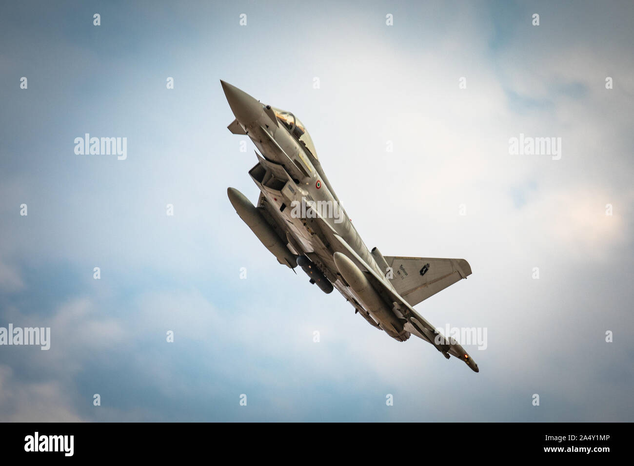Una forza aerea italiana Eurofighter Typhoon manovre durante un giunto in prossimità del supporto aria esercizio con U.S. Marines attaccata alla scopo speciale Air-Ground Marine Task Force - Risposta in caso di crisi - Comando Centrale (SPMAGTF-CR-CC) 19.2, e organi di servizio con la forza aerea italiana in Kuwait, il 14 ottobre 2019. Il SPMAGTF-CR-CC funziona con nazioni partner sul mantenimento della sicurezza regionale. (U.S. Marine Corps foto di Sgt. Kyle C. Talbot) Foto Stock Una forza aerea italiana Eurofighter Typhoon manovre durante un giunto in prossimità del supporto aria esercizio con U.S. Marines attaccata alla scopo speciale Air-Ground Marine Task Force - Risposta in caso di crisi - Comando Centrale (SPMAGTF-CR-CC) 19.2, e organi di servizio con la forza aerea italiana in Kuwait, il 14 ottobre 2019. Il SPMAGTF-CR-CC funziona con nazioni partner sul mantenimento della sicurezza regionale. (U.S. Marine Corps foto di Sgt. Kyle C. Talbot) Foto Stock