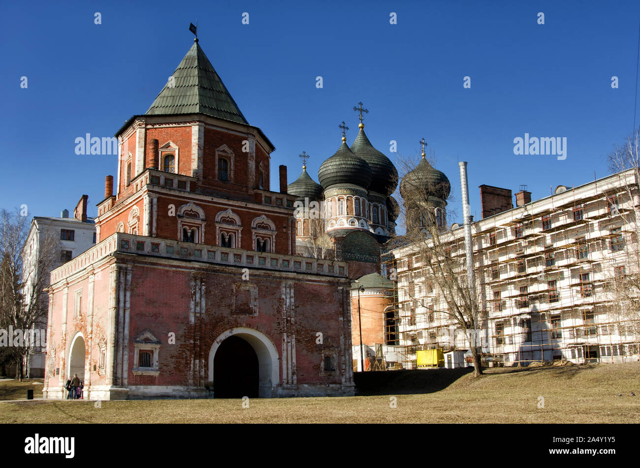MOSCA, RUSSIA - MARZO 15,2015: La tenuta dei Romanov in Izmailovo parco ricreativo e maniero, Mosca, Russia. Ponte torre. Foto Stock