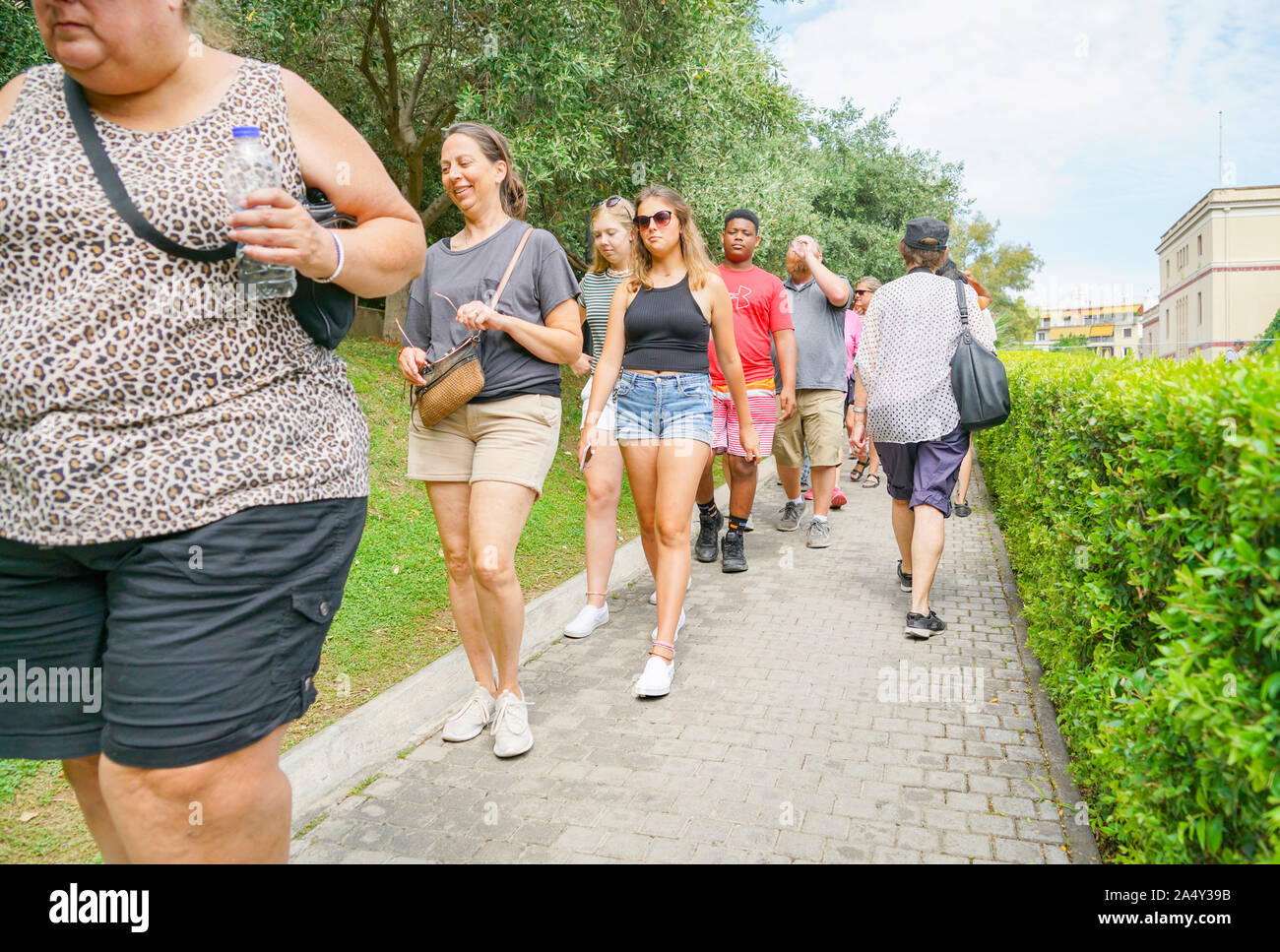 Atene Grecia Luglio 16 2019; persone che camminano in linea in su e in giù un percorso Foto Stock