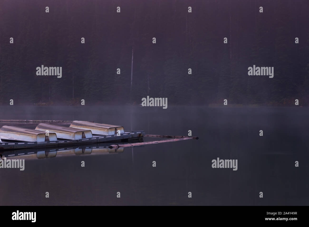 Resto di barche sul lago in una bella mattina di ottobre Foto Stock