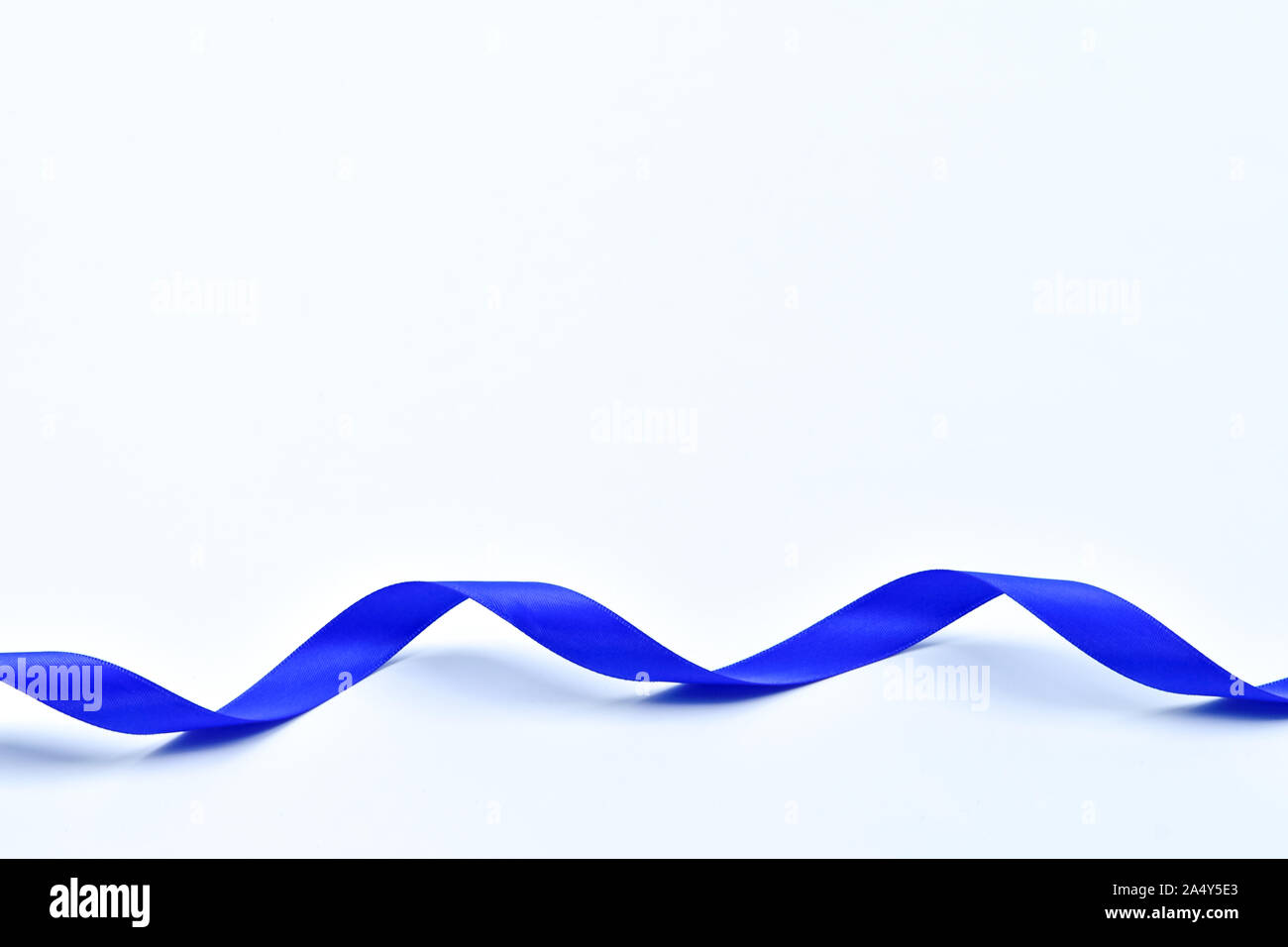 Blue Ribbon ricci su sfondo bianco, elementi decorativi Foto Stock