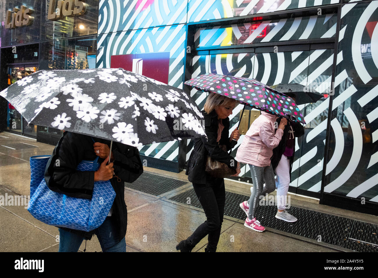 Giorno di pioggia, Times Square Manhattan, New York, Stati Uniti d'America Foto Stock