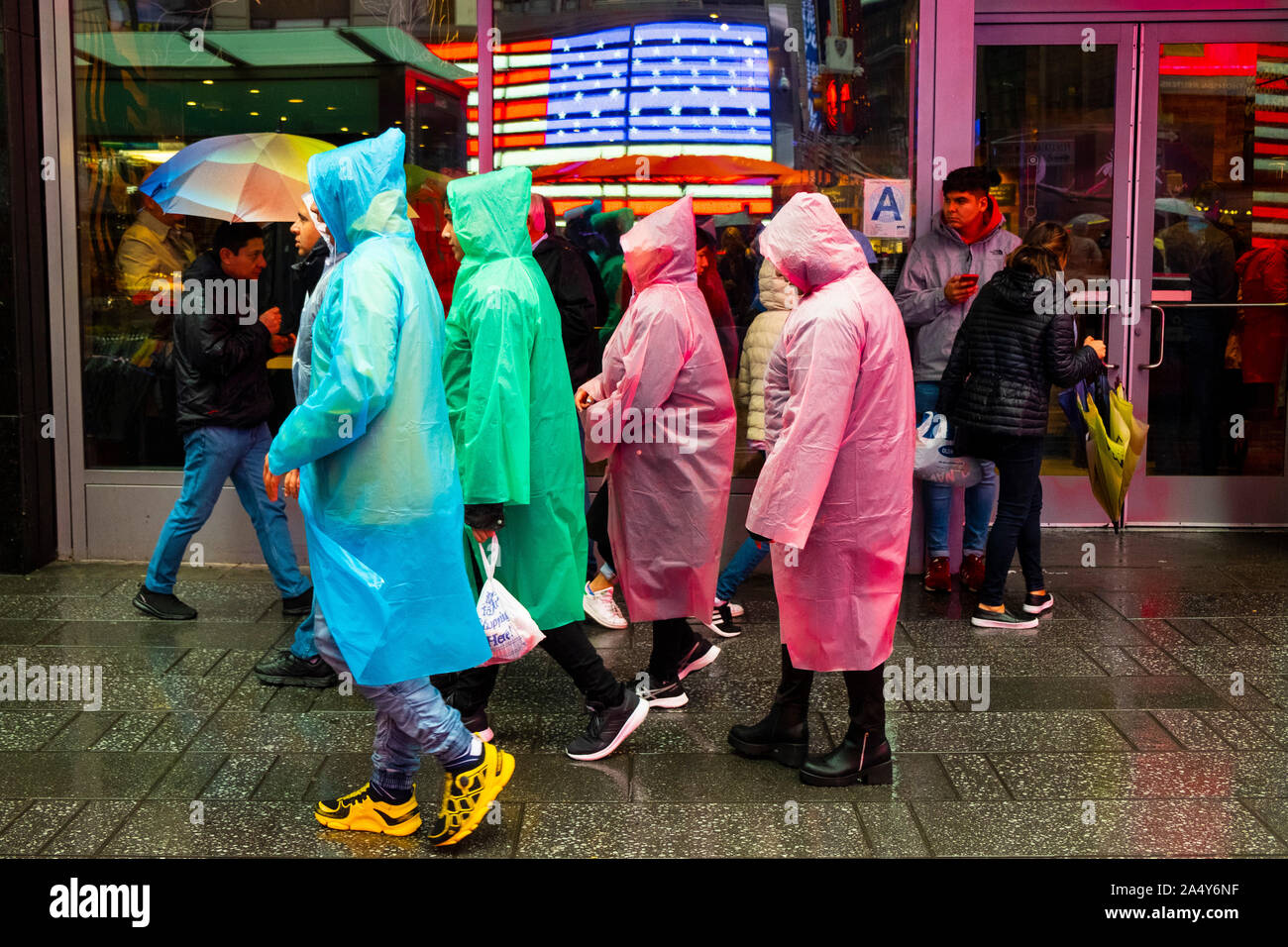Giorno di pioggia, Times Square Manhattan, New York, Stati Uniti d'America Foto Stock