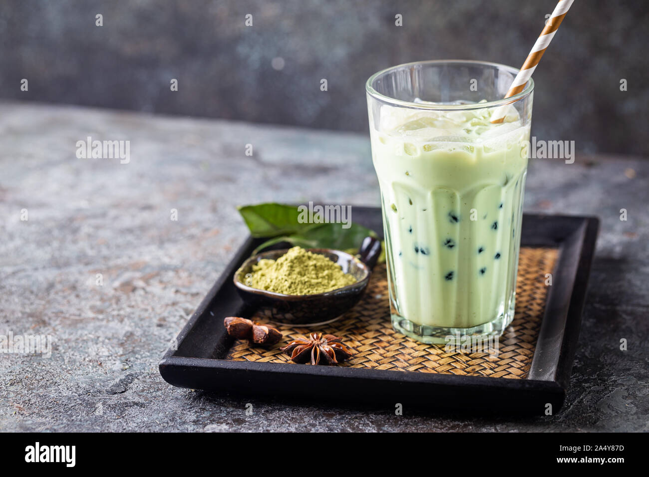 Matcha tè bolla con perle di tapioca in bicchieri alti Foto Stock