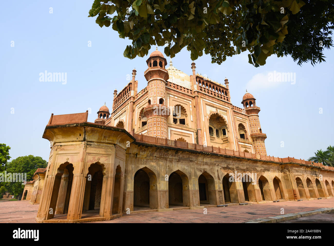 Splendida vista della tomba di Safdarjung con la sua conformazione a cupola e ad arco rosso marrone e bianco di strutture colorate. Foto Stock