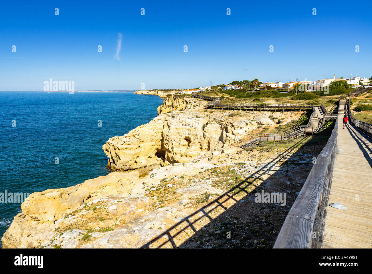 La Scenic Carvoeiro boardwalk offre belle vedute della costa Algarve e scogliere sull Oceano Atlantico, Portogallo Foto Stock