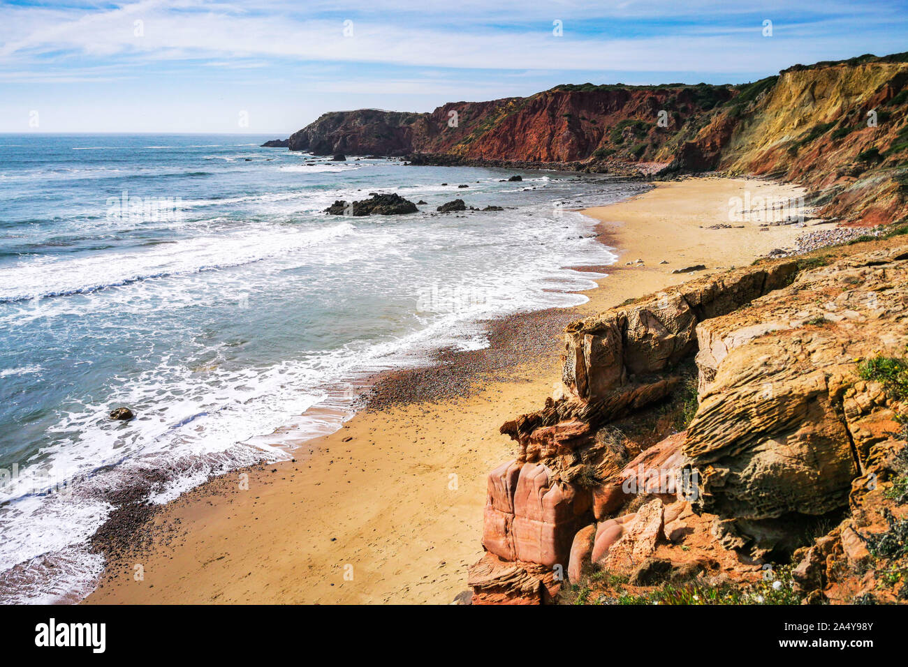 Scogliere che si affacciano sull'Oceano Atlantico a Praia do Amado (Amado spiaggia), Carrapateira, Algarve, PORTOGALLO Foto Stock