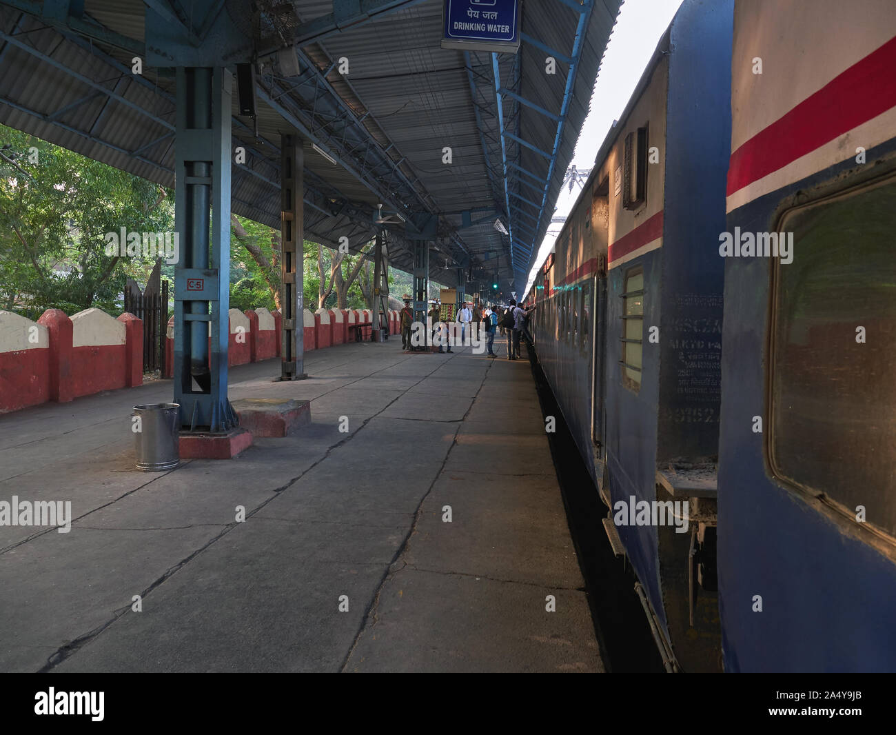 22 Mar 2019 Mumbai Pune Indrayani Express treno sosta a Karjat stazione ferroviaria in i Ghati occidentali Maharashtra India Foto Stock