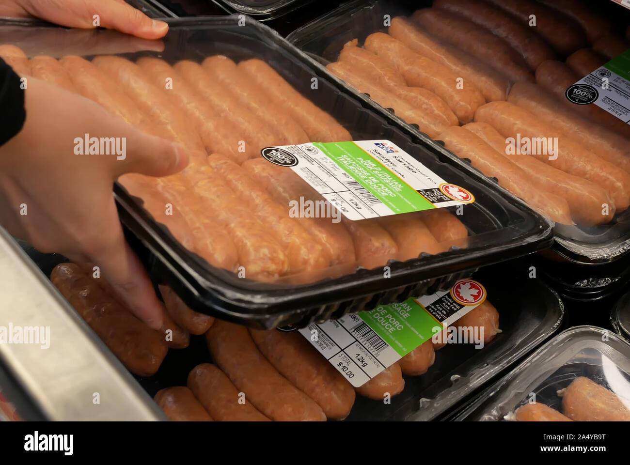 Movimento della donna acquisto di salsicce all'interno Walmart store Foto Stock