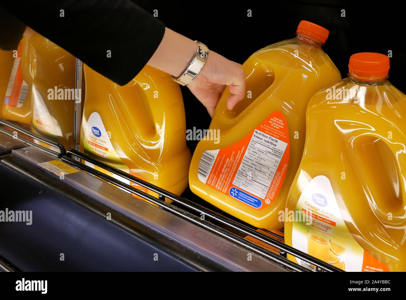 Movimento della donna acquisto di grande valore di succo d'arancia all'interno Walmart store Foto Stock