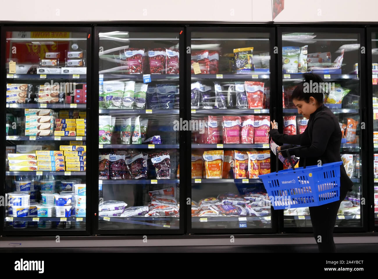 Movimento della donna acquistare frutta congelata all'interno Walmart store Foto Stock