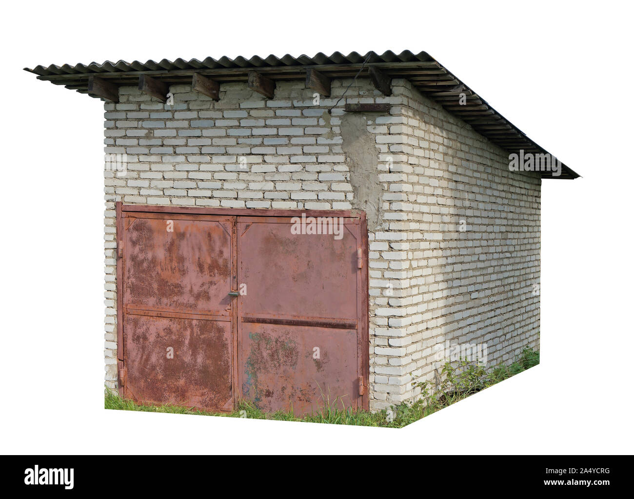 Un rurale nessun nome self-made capannone garage realizzato in bianco mattoni di silicato. Isolato su bianco Foto Stock