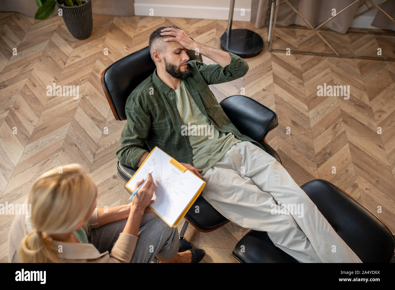 Uomo che indossa controllato shirt condivisione problemi personali Foto Stock