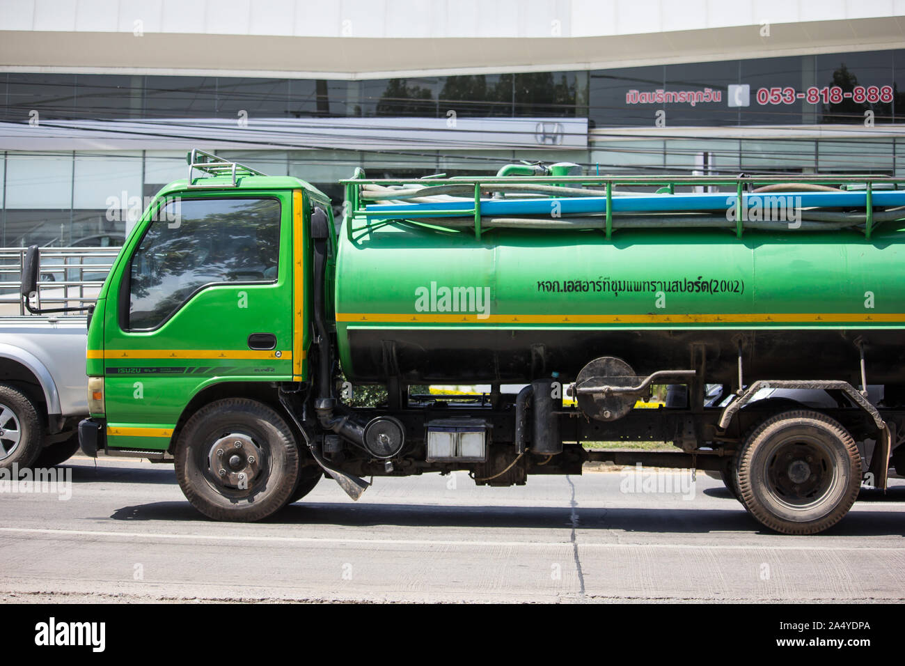 Chiangmai, Tailandia - 3 Ottobre 2019: Privato del serbatoio acque nere carrello. Foto di road no.121 circa 8 km dal centro cittadino di Chiangmai, Thailandia. Foto Stock