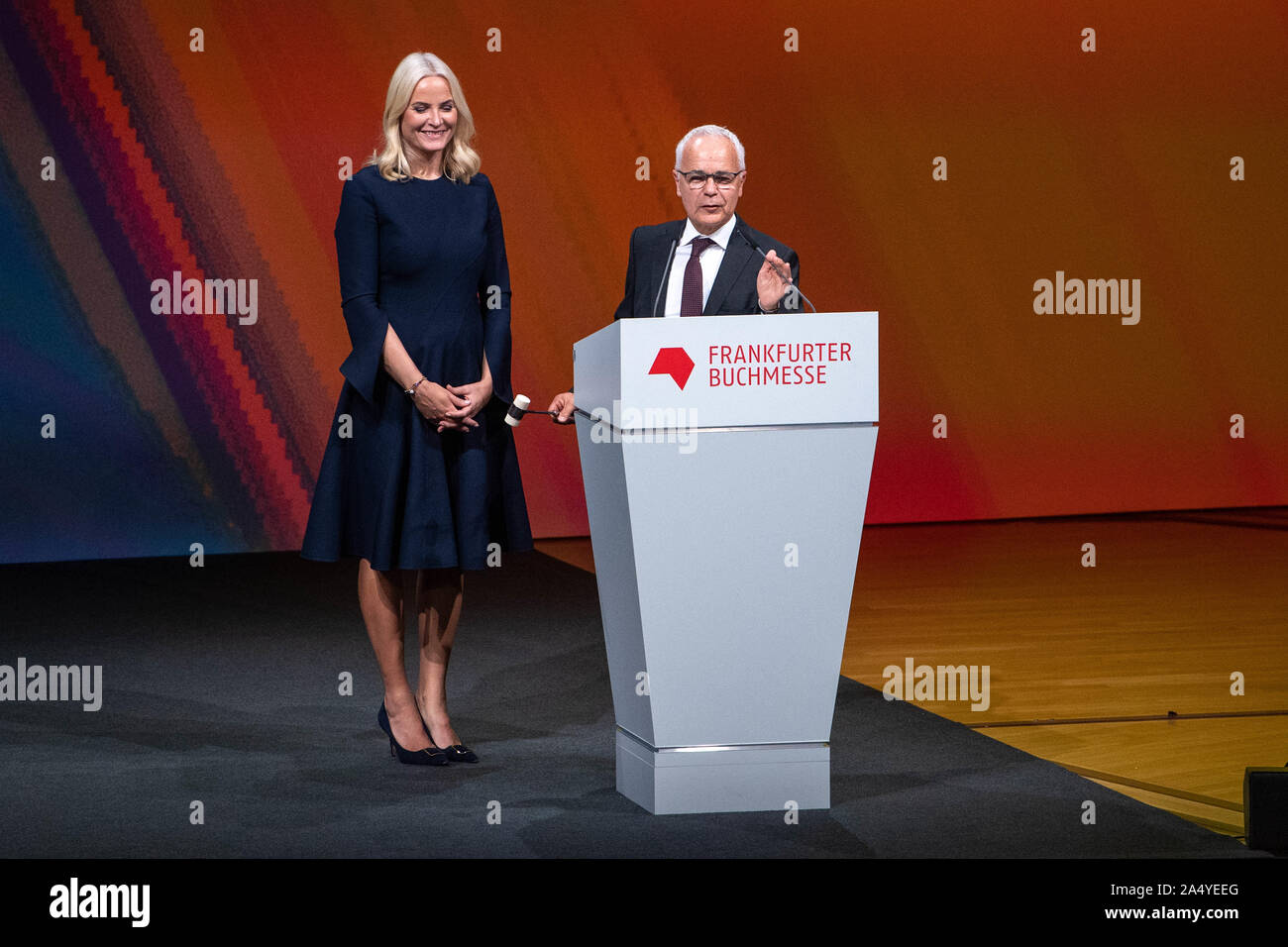 Crown Princess METTE-MARIT di Norvegia (sinistra) e Heinrich RIETHMUELLER (RiethmÃ iler), capo del Boersenverein, aprire il Buchemsse con il tradizionale colpo di martello, martello, blow, aprire tutta la figura, la cerimonia di apertura alla Fiera del Libro di Francoforte 2019 15.10.2019, Frankfurt Book Fair 2019 dal 15.10 - 20.10.2019 in Frankfurt am Main/Germania. | Utilizzo di tutto il mondo Foto Stock