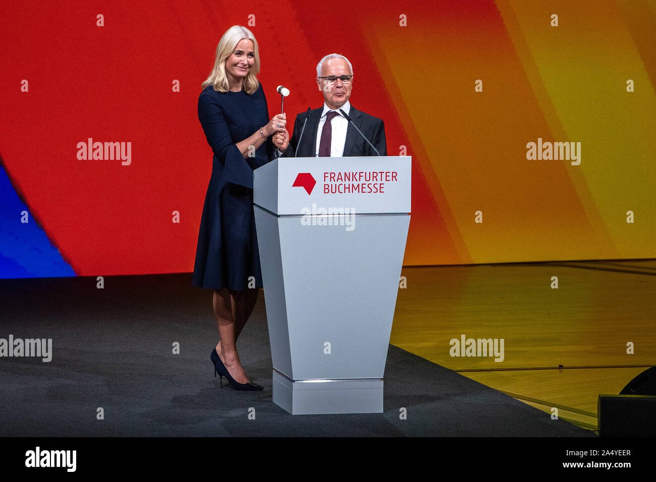 Crown Princess METTE-MARIT di Norvegia (sinistra) e Heinrich RIETHMUELLER (RiethmÃ iler), capo del Boersenverein, aprire il Buchemsse con il tradizionale colpo di martello, martello, blow, aprire tutta la figura, la cerimonia di apertura alla Fiera del Libro di Francoforte 2019 15.10.2019, Frankfurt Book Fair 2019 dal 15.10 - 20.10.2019 in Frankfurt am Main/Germania. | Utilizzo di tutto il mondo Foto Stock