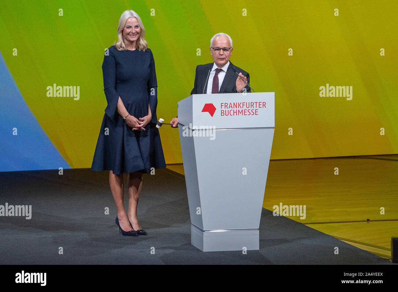 Crown Princess METTE-MARIT di Norvegia (sinistra) e Heinrich RIETHMUELLER (RiethmÃ iler), capo del Boersenverein, aprire il Buchemsse con il tradizionale colpo di martello, martello, blow, aprire tutta la figura, la cerimonia di apertura alla Fiera del Libro di Francoforte 2019 15.10.2019, Frankfurt Book Fair 2019 dal 15.10 - 20.10.2019 in Frankfurt am Main/Germania. | Utilizzo di tutto il mondo Foto Stock