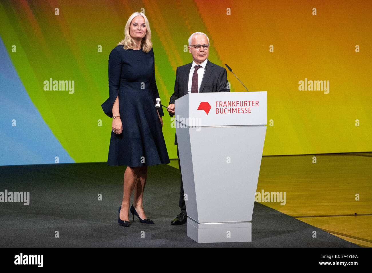Crown Princess METTE-MARIT di Norvegia (sinistra) e Heinrich RIETHMUELLER (RiethmÃ iler), capo del Boersenverein, aprire il Buchemsse con il tradizionale colpo di martello, martello, blow, aprire tutta la figura, la cerimonia di apertura alla Fiera del Libro di Francoforte 2019 15.10.2019, Frankfurt Book Fair 2019 dal 15.10 - 20.10.2019 in Frankfurt am Main/Germania. | Utilizzo di tutto il mondo Foto Stock