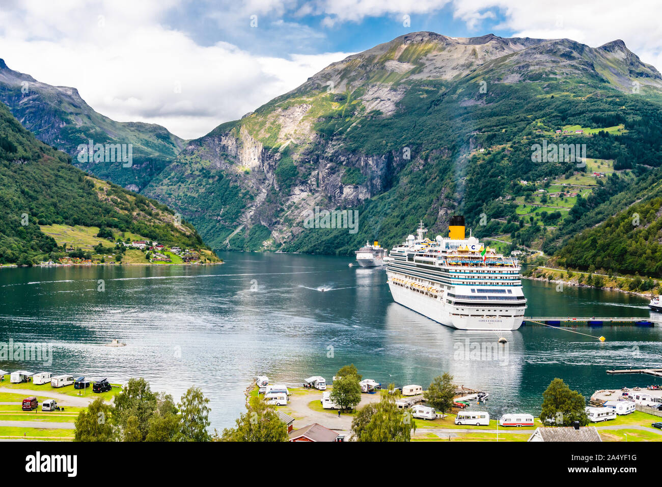 Bellissima vista del paesaggio Geiranger villaggio, del porto e della Fjord in More og Romsdal contea in Norvegia. Foto Stock