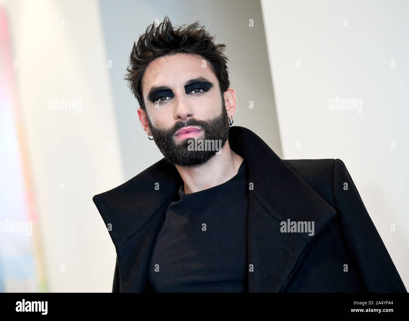 Berlino, Germania. 15 ottobre, 2019. L'artista Conchita Wurst (Thomas 'Tom' Neuwirth) sul bordo di una intervista del DPA. Credito: Britta Pedersen/dpa-Zentralbild/obs/dpa/Alamy Live News Foto Stock