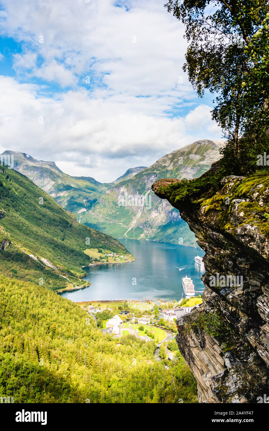 Antenna di bella vista del paesaggio Geiranger villaggio, del porto e della Fjord in More og Romsdal contea in Norvegia. Foto Stock