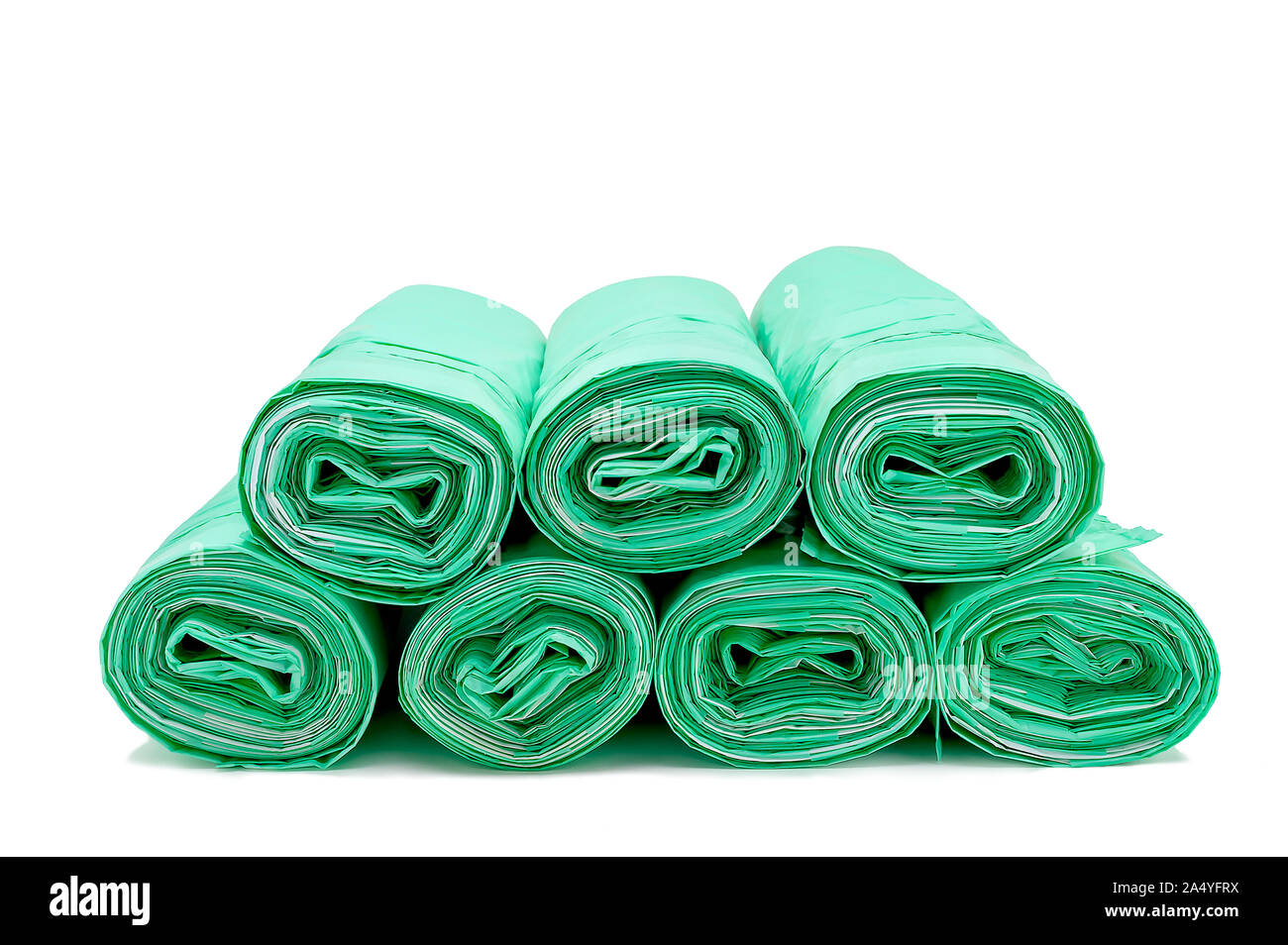 Laminati a Cordoncino verde immondizia di plastica Sacchi su sfondo bianco. Gestione dei rifiuti Nozione. Foto Stock