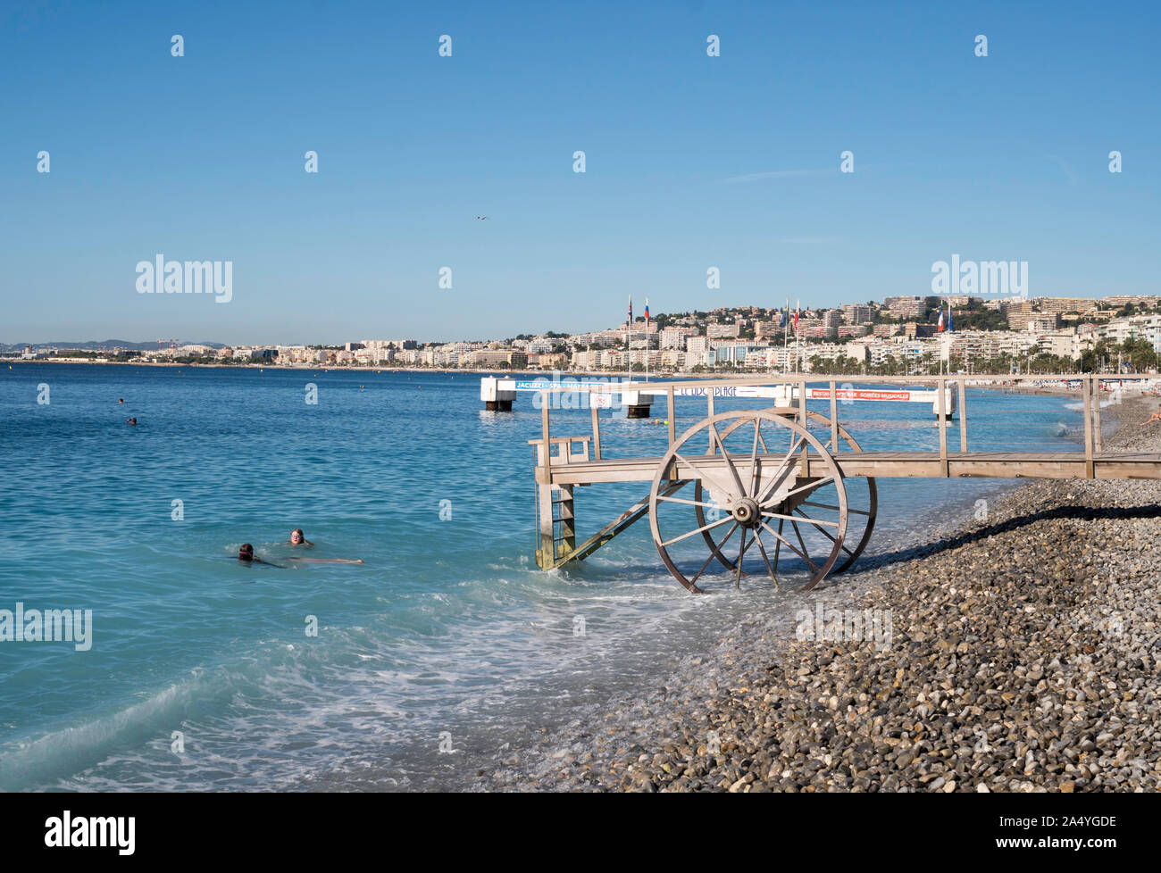 Un moderno in legno macchina balneare sul lungomare di Nizza, Francia, Europa Foto Stock