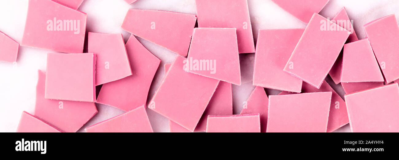 Un panorama di cioccolato ruby, overhead shot su un marmo bianco sullo sfondo Foto Stock