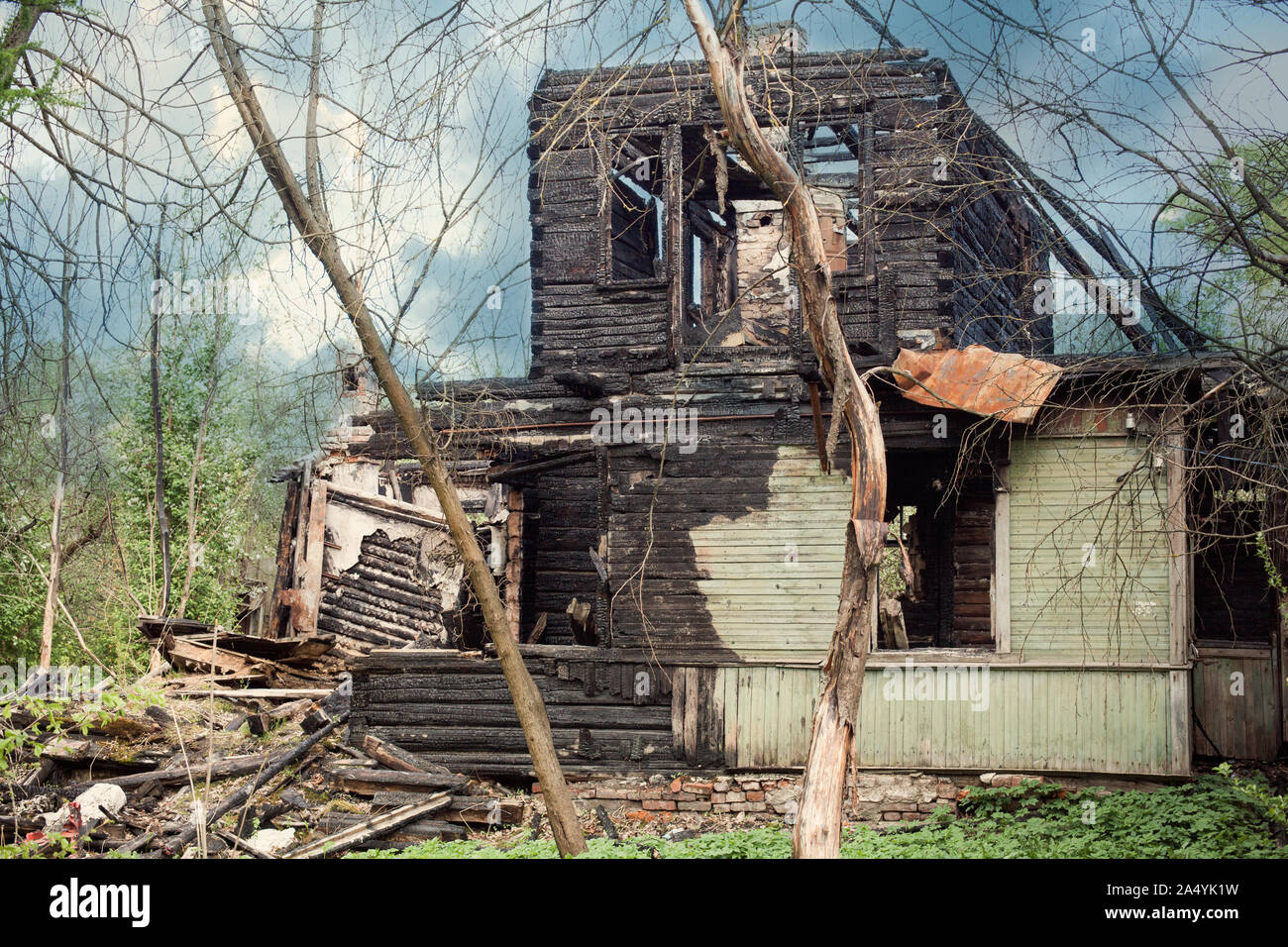 Casa Bruciata dopo fire, rovinato edificio all interno, disaster o guerra postumi concept Foto Stock