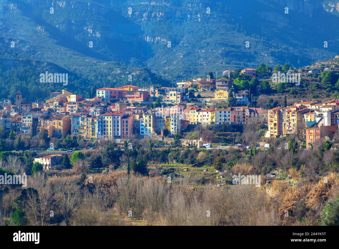 Vista di Esparreguera cittadina nei pressi di montagna di Montserrat in Catalunya Foto Stock