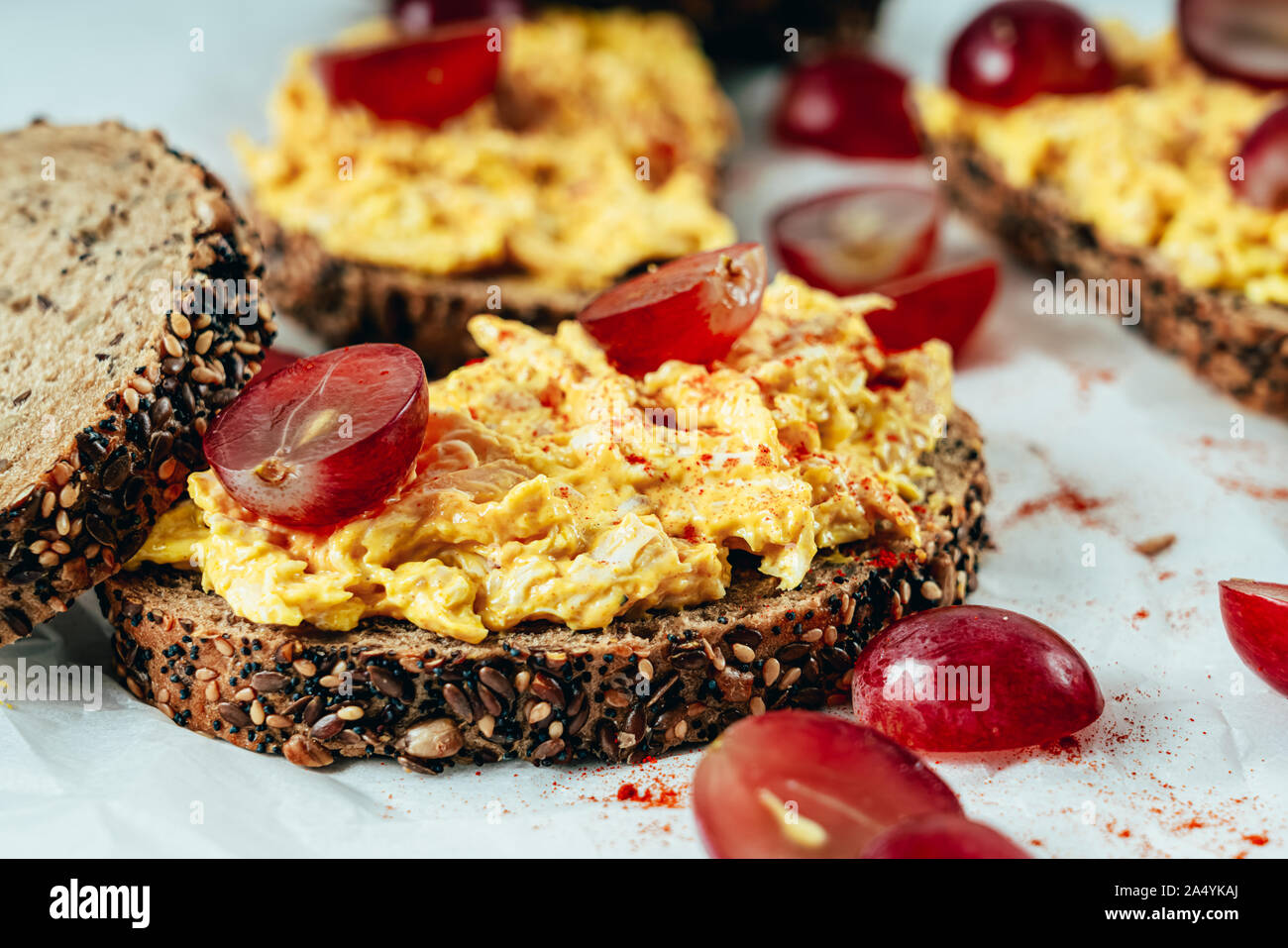Pollo e curry panini con uve rosse e chutney di mango Foto Stock